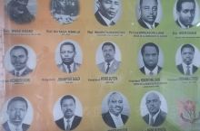 布隆迪历任总统图表，最后一张现任总统，也是布隆迪第十四任总统，今年五月总统大选。现任总统体育老师出身