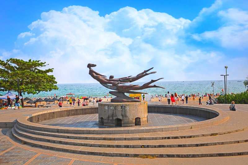 大东海 ,阳光明媚海风轻拂椰林摇曳大东海位于三亚市的榆林港和