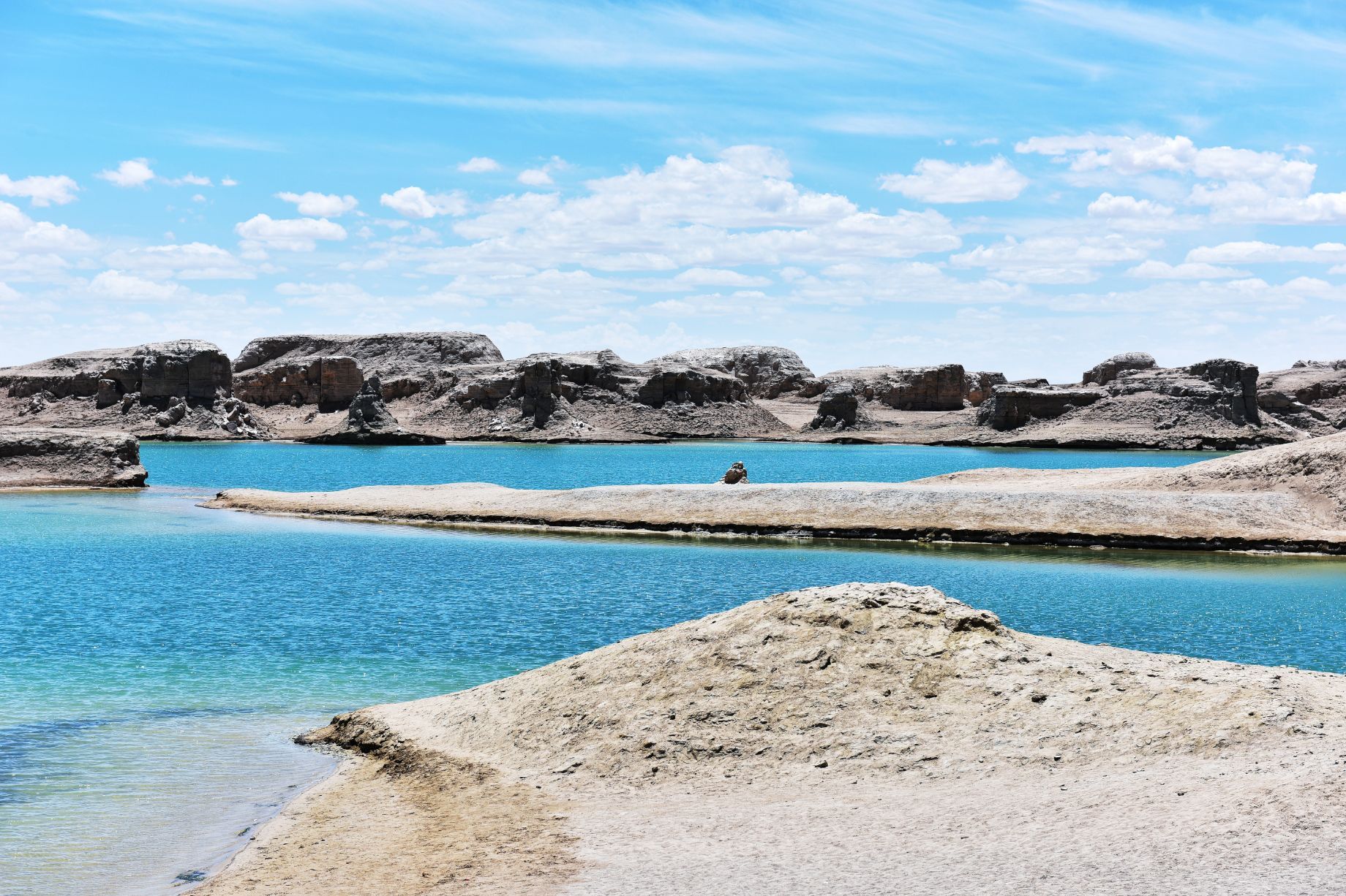 tips: 乌苏特水上雅丹适合自驾或包车,从大柴旦出发两百多公里(海拔