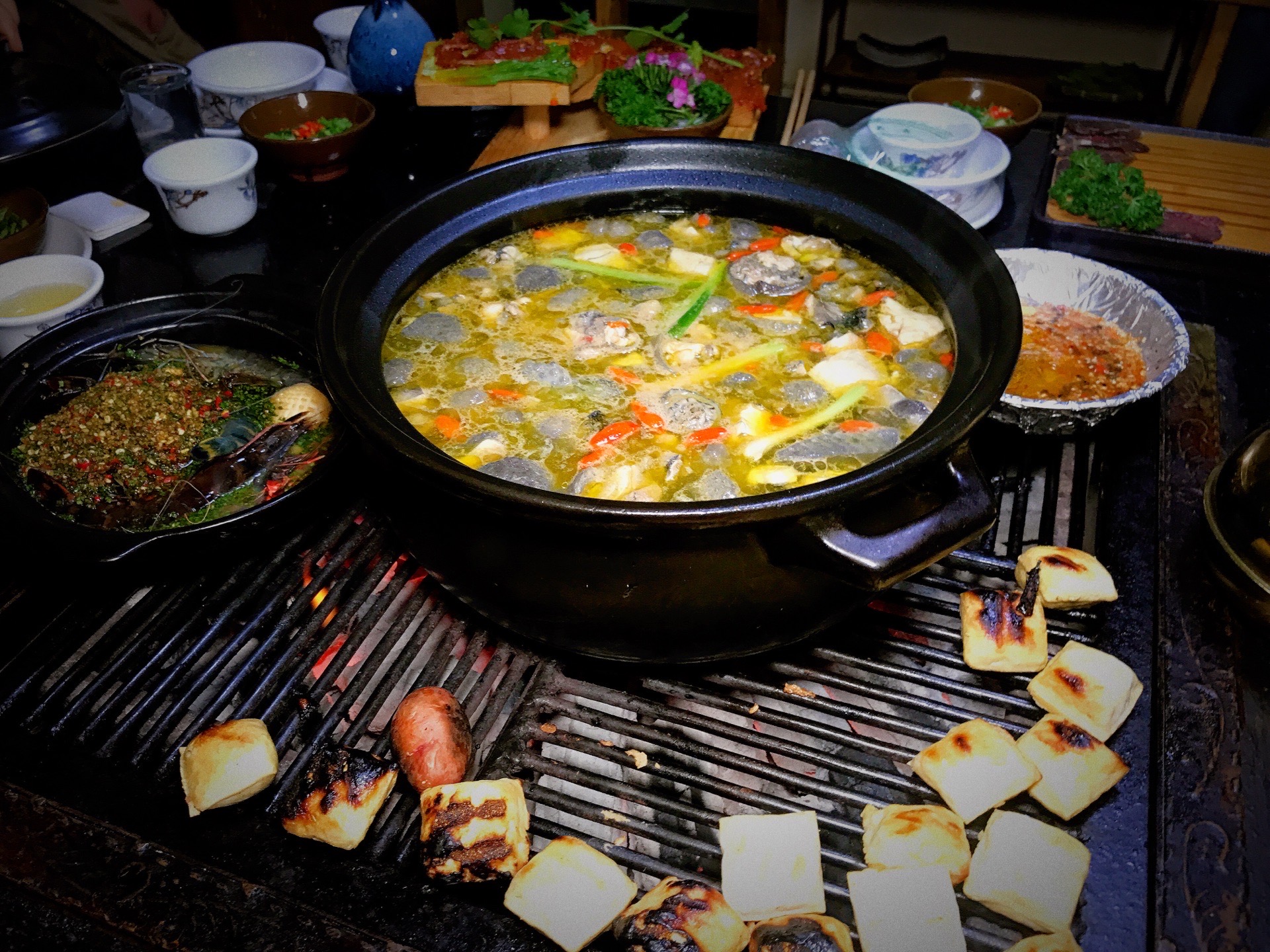 林】昆明韶锅故里·火塘之约餐馆,喝云南武定鸡汤,翻豆腐,吃火塘烤肉