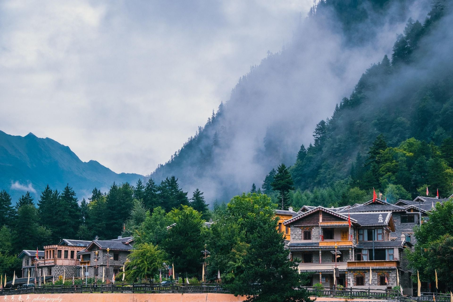 【携程攻略】黑水羊茸哈德景点,宅家看世界之漫步阿坝羊茸哈德村:高山