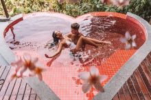 ❤最美爱心泳池 小伙伴去泰国玩🏖️偶然发现一间特别漂亮的度假酒店，房间自带一个粉嫩的爱心无边泳池💗 