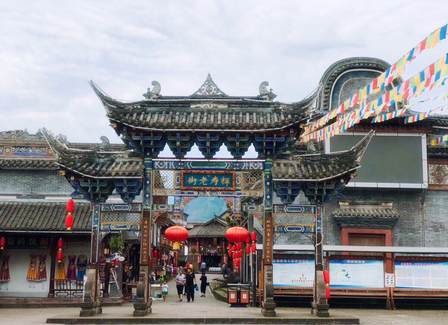 由震中映秀,水磨古镇,三江生态旅游区组成,不仅山水秀丽,具有生物多样