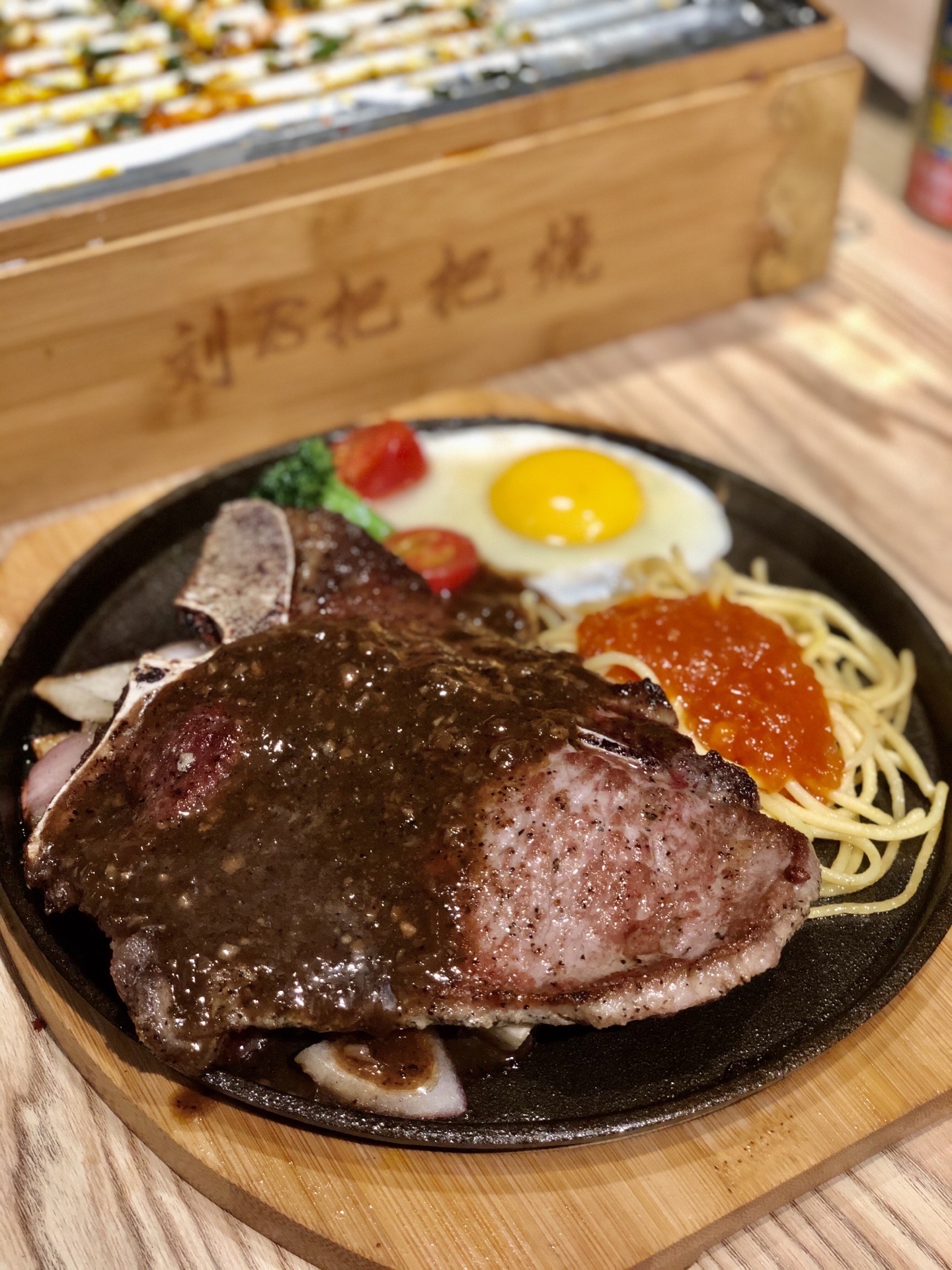 好像最近街头牛排一直出现在大家视野中
并且街头牛排确实也火了