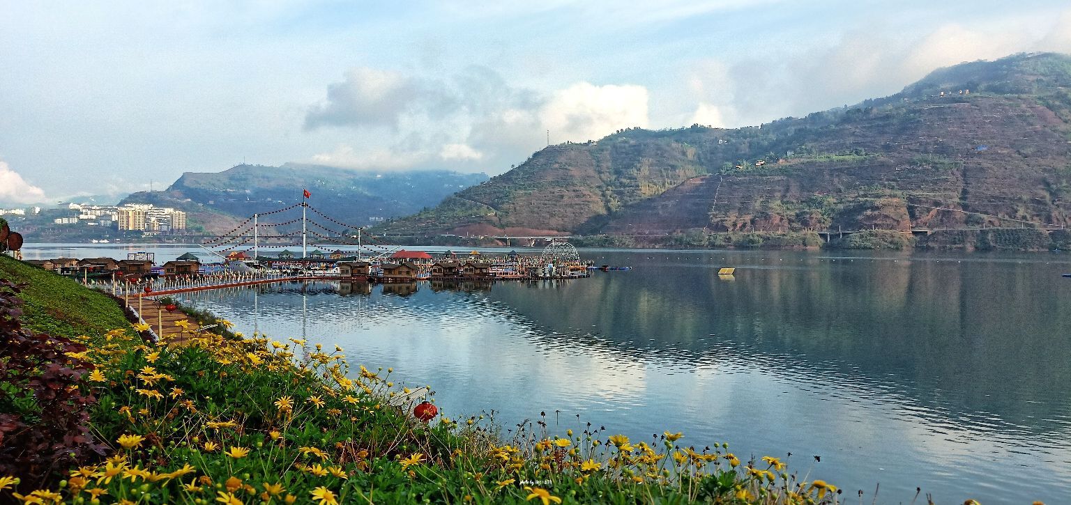   绥江位于云南省最北端,金沙江下游南岸,为两省(云南,四川