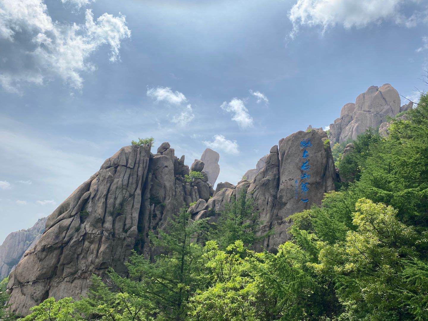 换成往巨峰方向的摆渡车~大约二十分钟即可到达山脚下
沿途风景