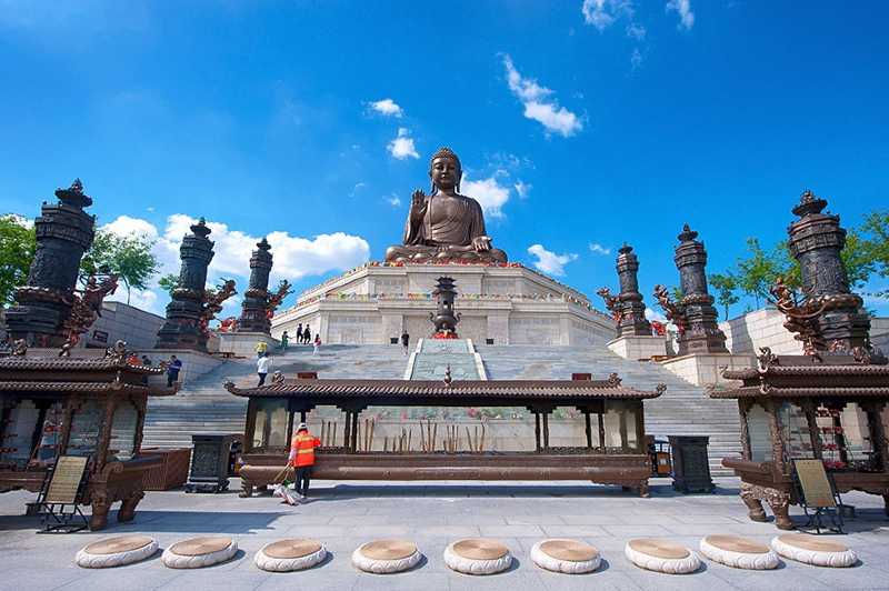 六鼎山金鼎大佛位于吉林省敦化市,大佛坐北面南,佛身高度38.4米