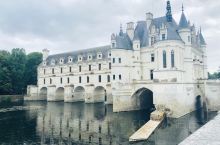 法国施农舍城堡，城堡建立在卢瓦尔河的支流 谢尔河上，由五个拱形的桥孔支撑让河水潺潺而过。	舍农索城堡