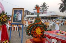 在老挝的万荣，偶遇当地人的婚礼酒席现场。--我们达到万荣的那天下午，出来溜达，就刚好看到人家在布置酒