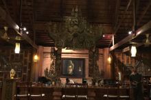 这是帕岸岛上一家非常有泰国特色的餐厅，整个餐厅的建筑都是富有泰国特色的木制别墅，餐厅你一直点着淡淡的