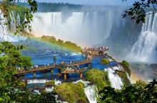 世界上最宽的瀑布，绵延2.7公里，游客可在两个国家同时欣赏。全世界最宽最壮观的伊瓜苏瀑布，当美国已故