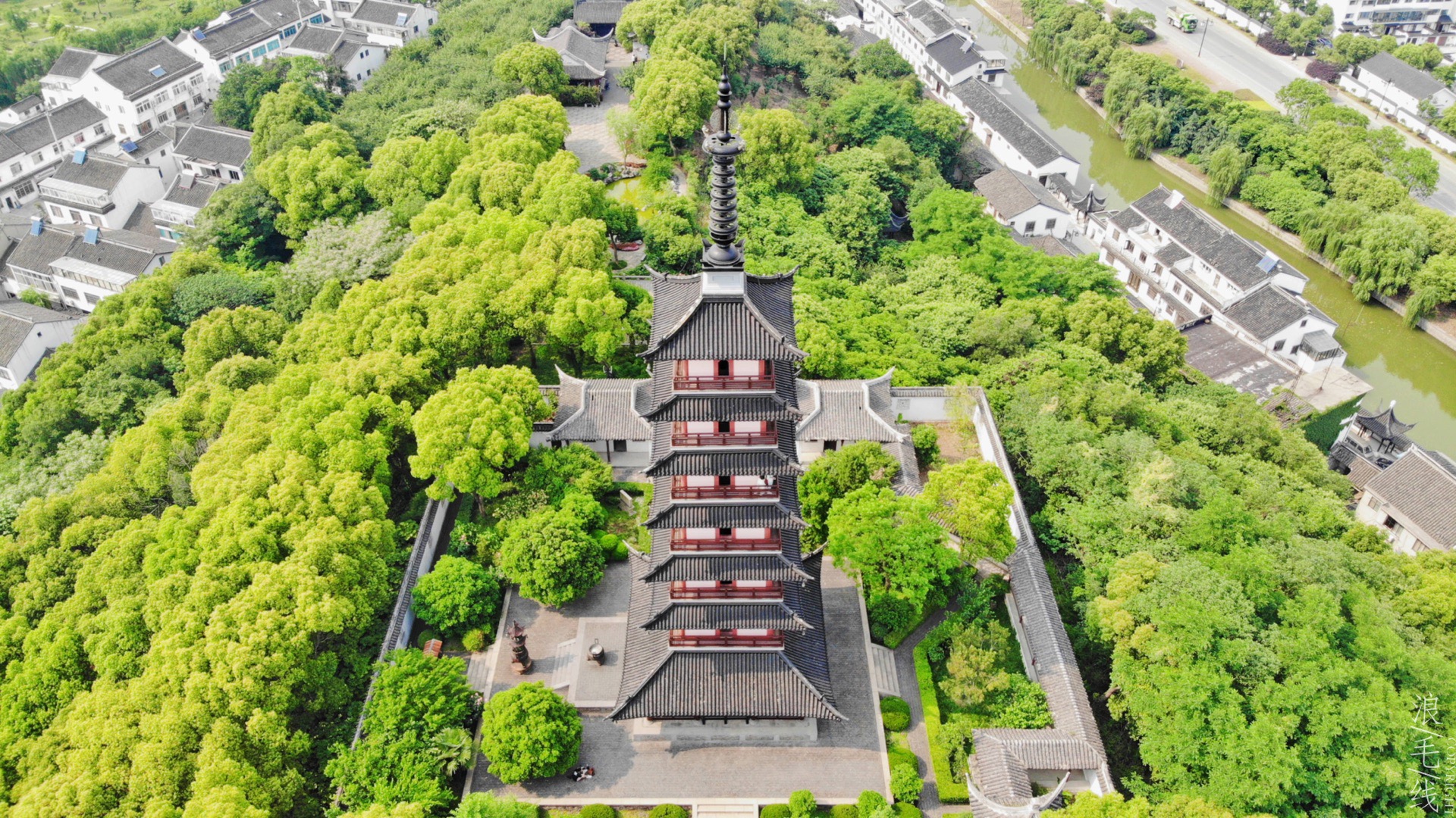 寺内有一光福塔,每层腰檐平座,粉红色的墙身拉近了岁月的距离,塔内