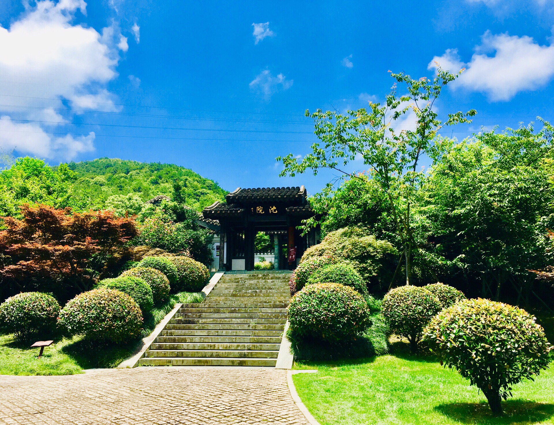 沈院位于浙江省舟山市普陀区东港应家湾水库旁,属仿古宅第建筑,占地