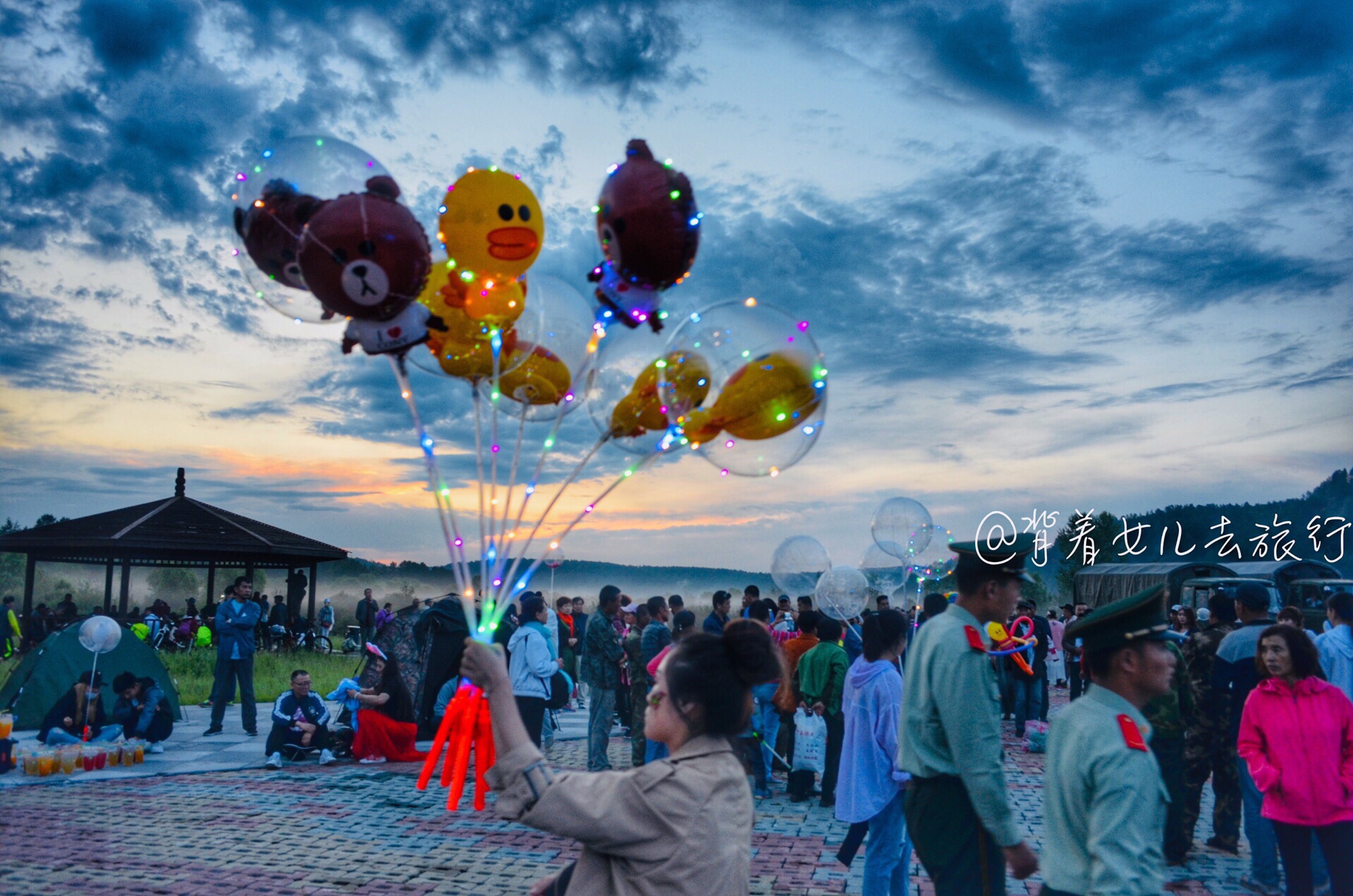 每年夏至前后,号称"神州北极"的漠河北极村都会化身为一座热闹的"