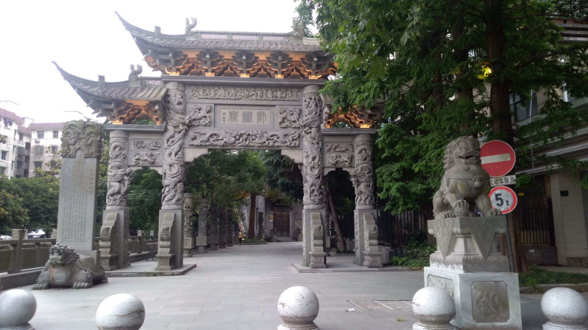 馆位于铁关路上的古打铁关旧址上,是一个不大的建筑物,门前有与牌坊