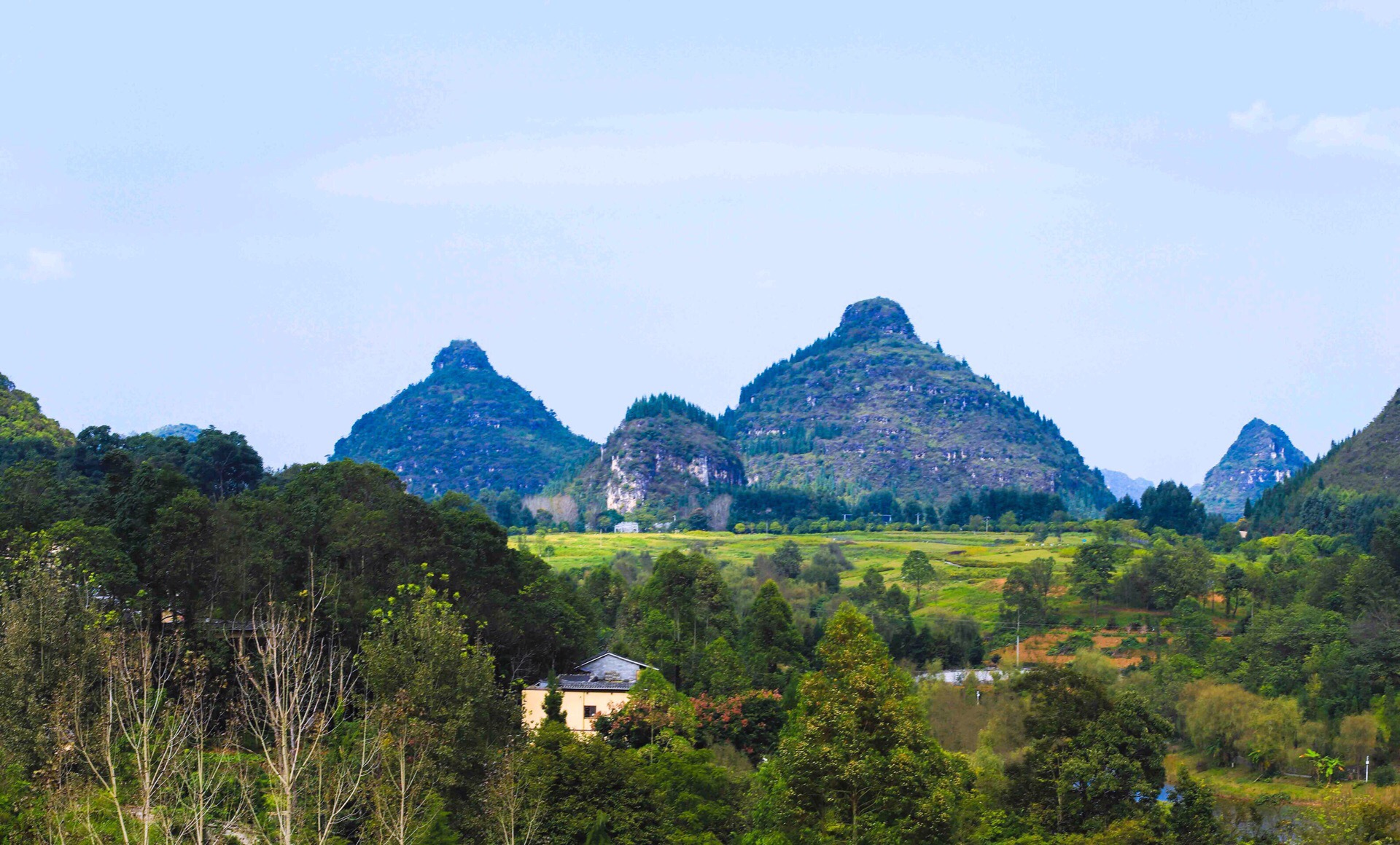 我们到达双乳峰时天气渐渐变得明晰,百亩良田,有山有水,无人机航拍
