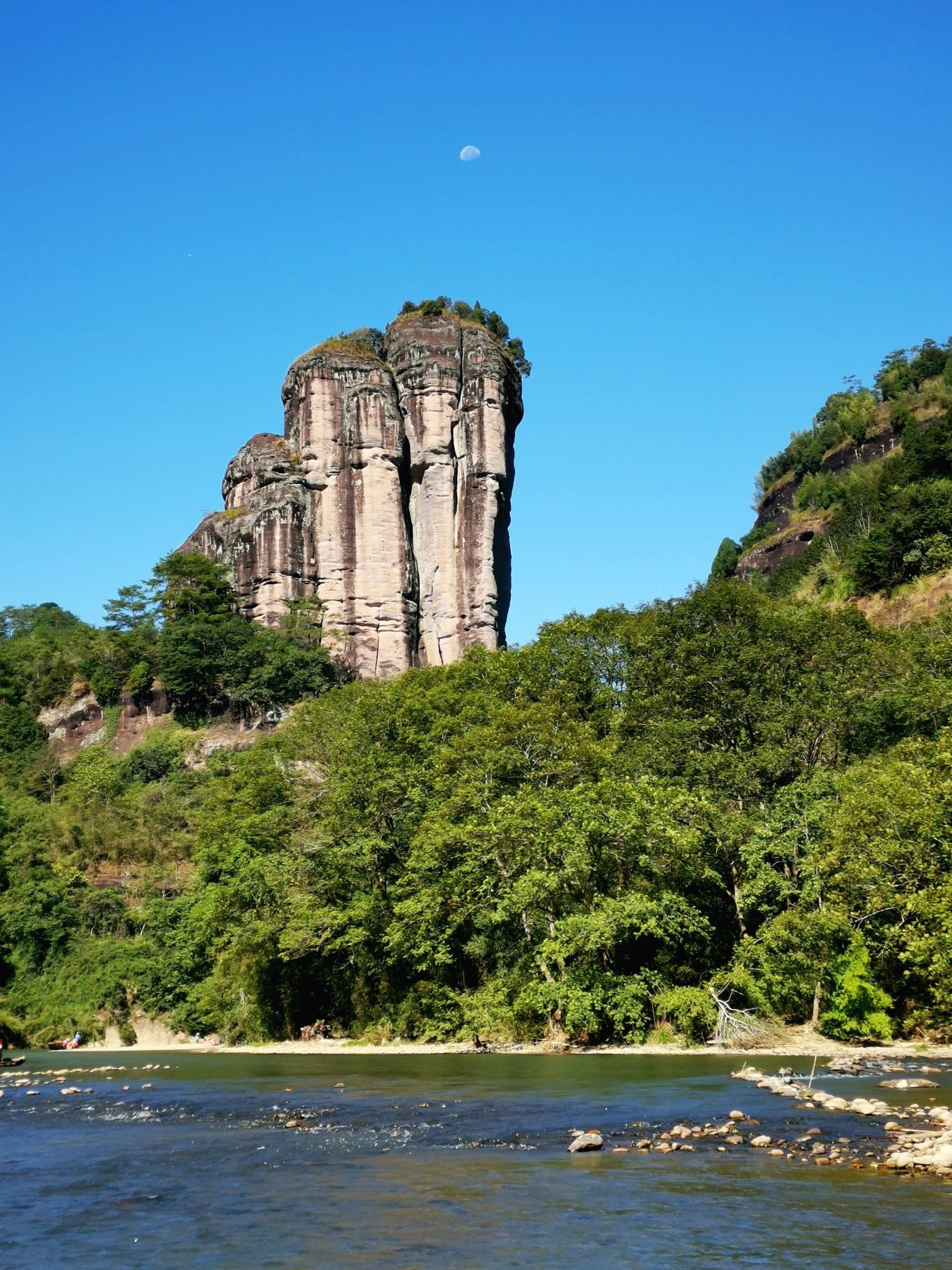 登上花果山最高峰玉女峰，观夕阳美景，阳光透过云层洒落在山峰间|玉女峰|花果山|云层_新浪新闻