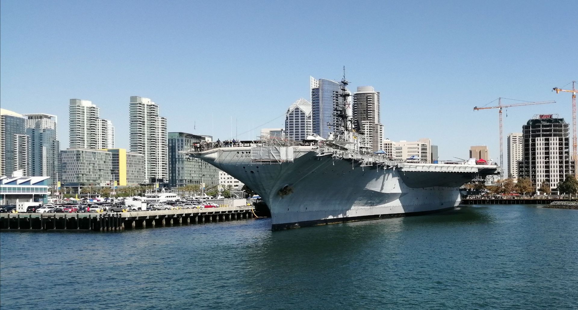全城的高层建筑就这么多了,但是港湾里军舰却浩浩荡荡,看不见首尾.