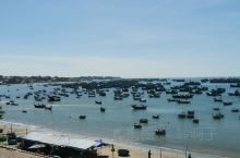 在越南美奈的渔村，第一眼望过去还是挺震撼的。满眼都散落着渔船和捕鱼设施，感觉有种海边渔村的风情。不过