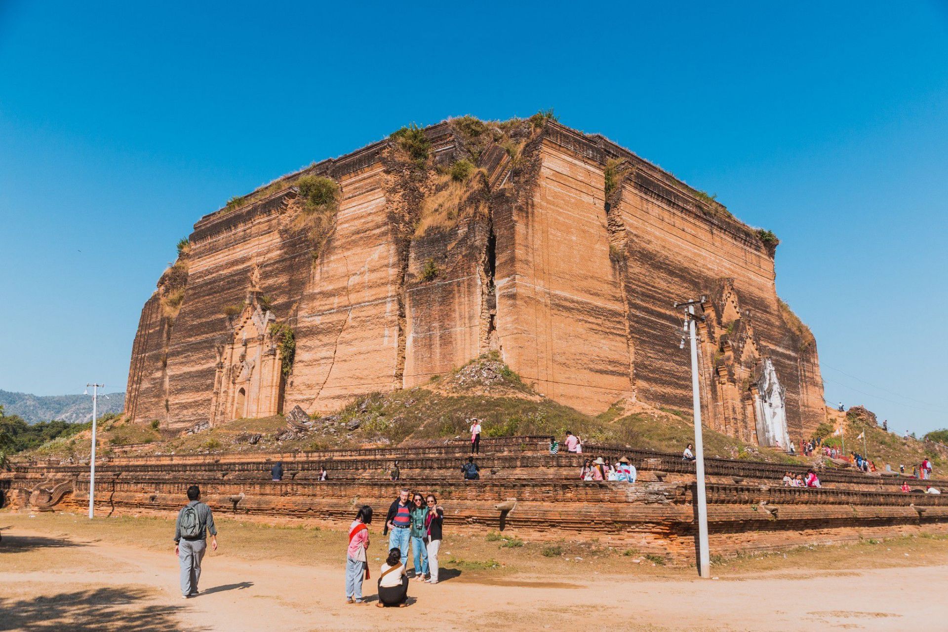 敏贡古城景点,曼德勒山位于曼德勒市区北部,旧称罗刹女山,是缅甸著名