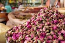 开启世界上最盛大的“玫瑰节”🌹🌹🌹 粉色山谷——美克纳🌹🌹🌹 每年五六月份玫瑰盛开的时候 这座遍布玫