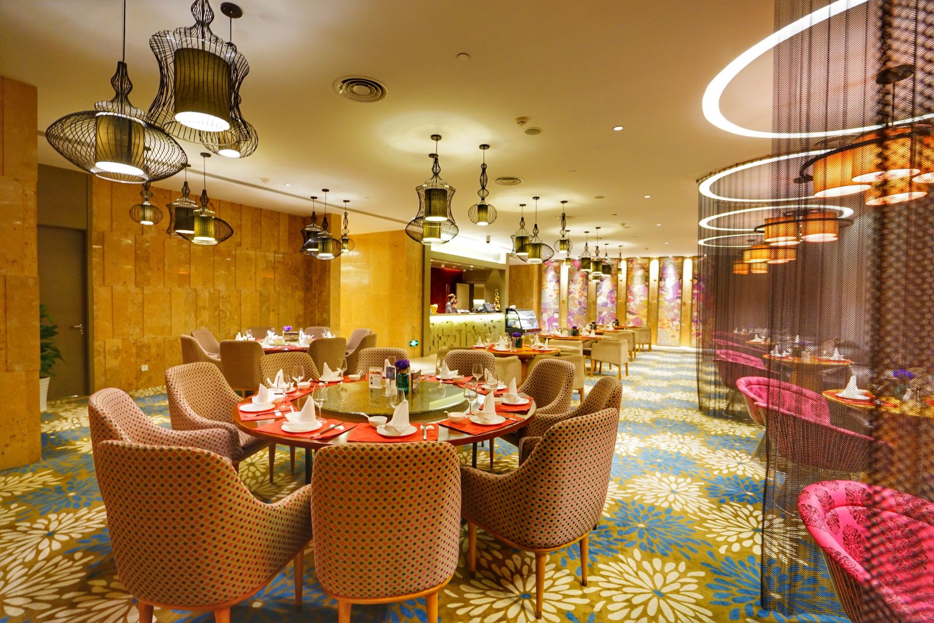 南京禄口机场铂尔曼大酒店二楼的紫金中餐厅,环境优雅精致,舒适温馨