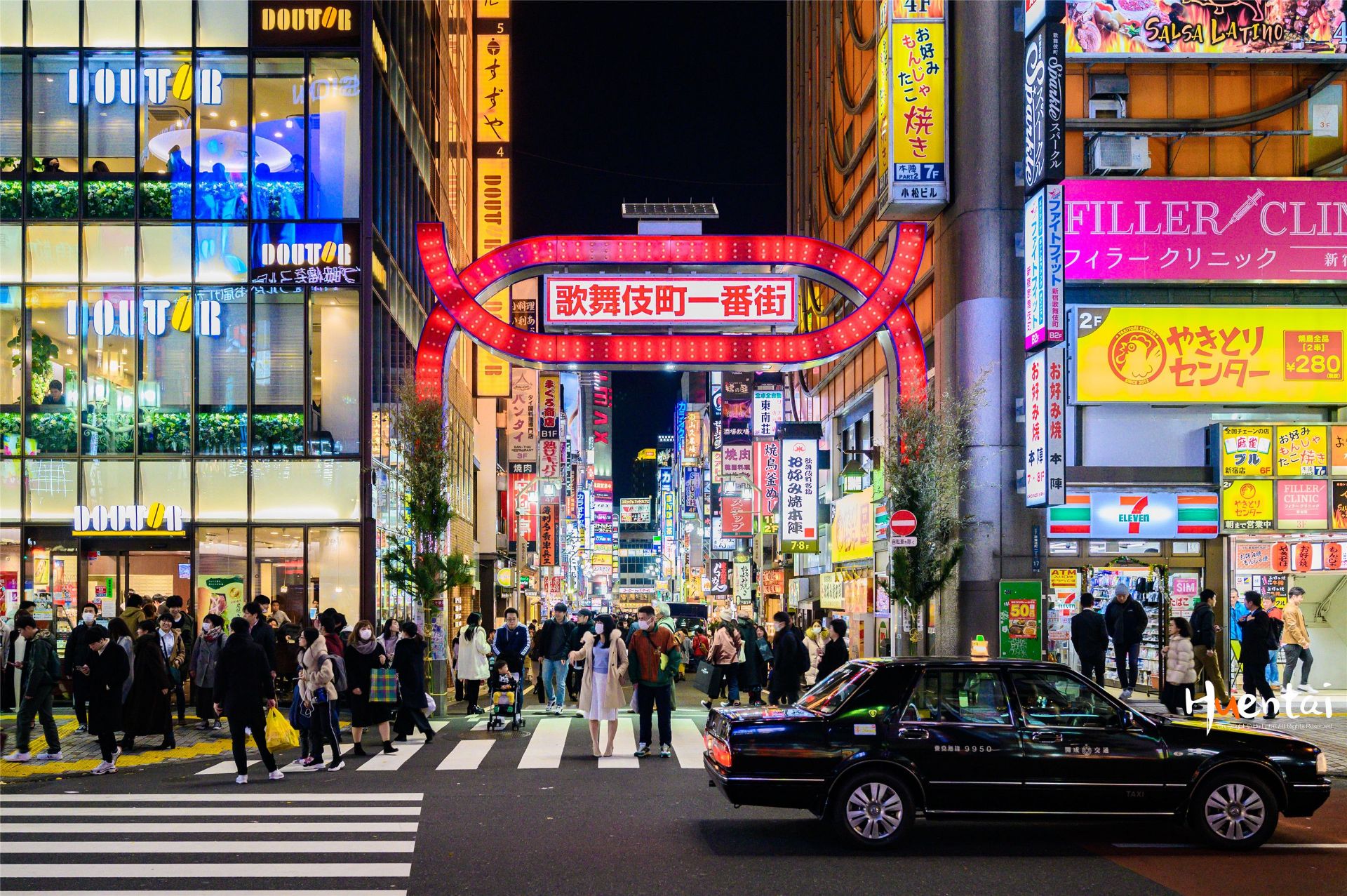东京著名的歌舞伎町一番街位于新宿东口,是东京人口密度最大的地方之