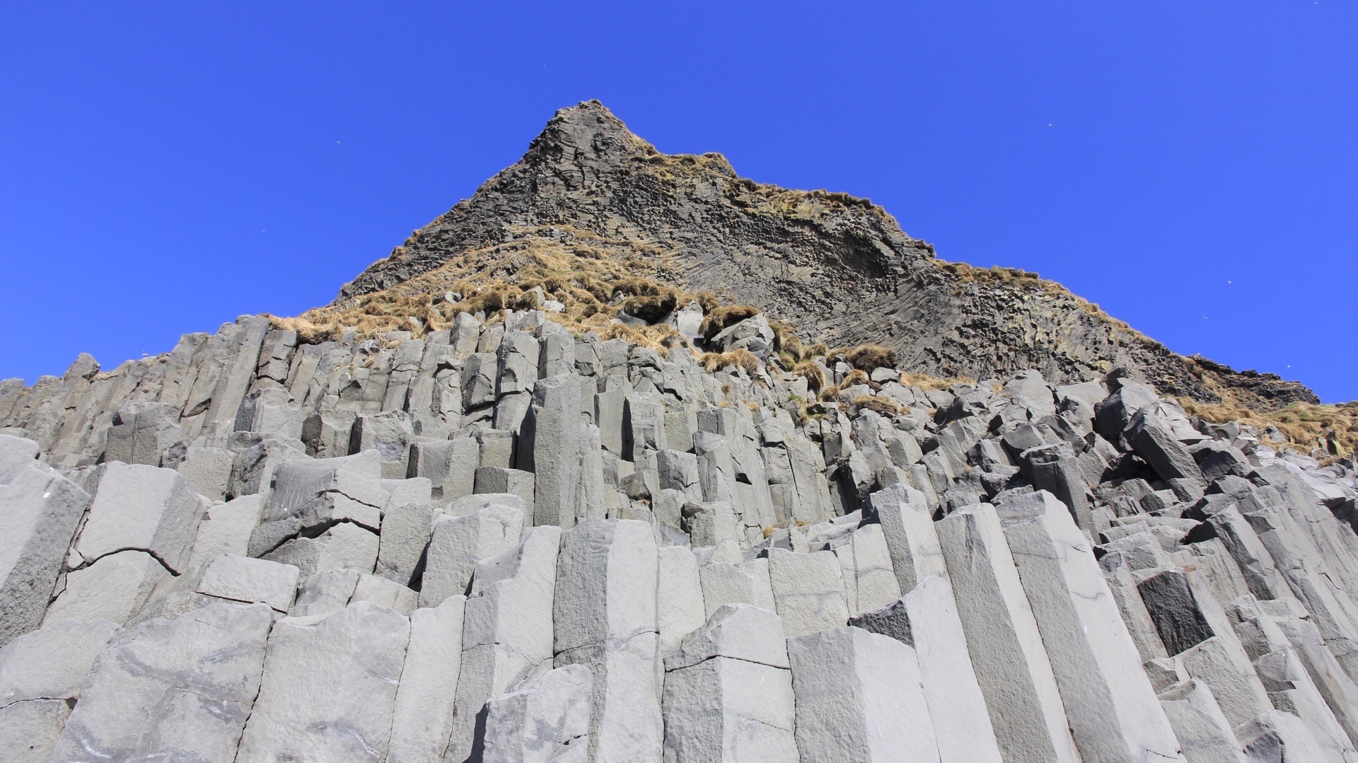 它与风琴岩峭壁相伴,由火山作用形成.
