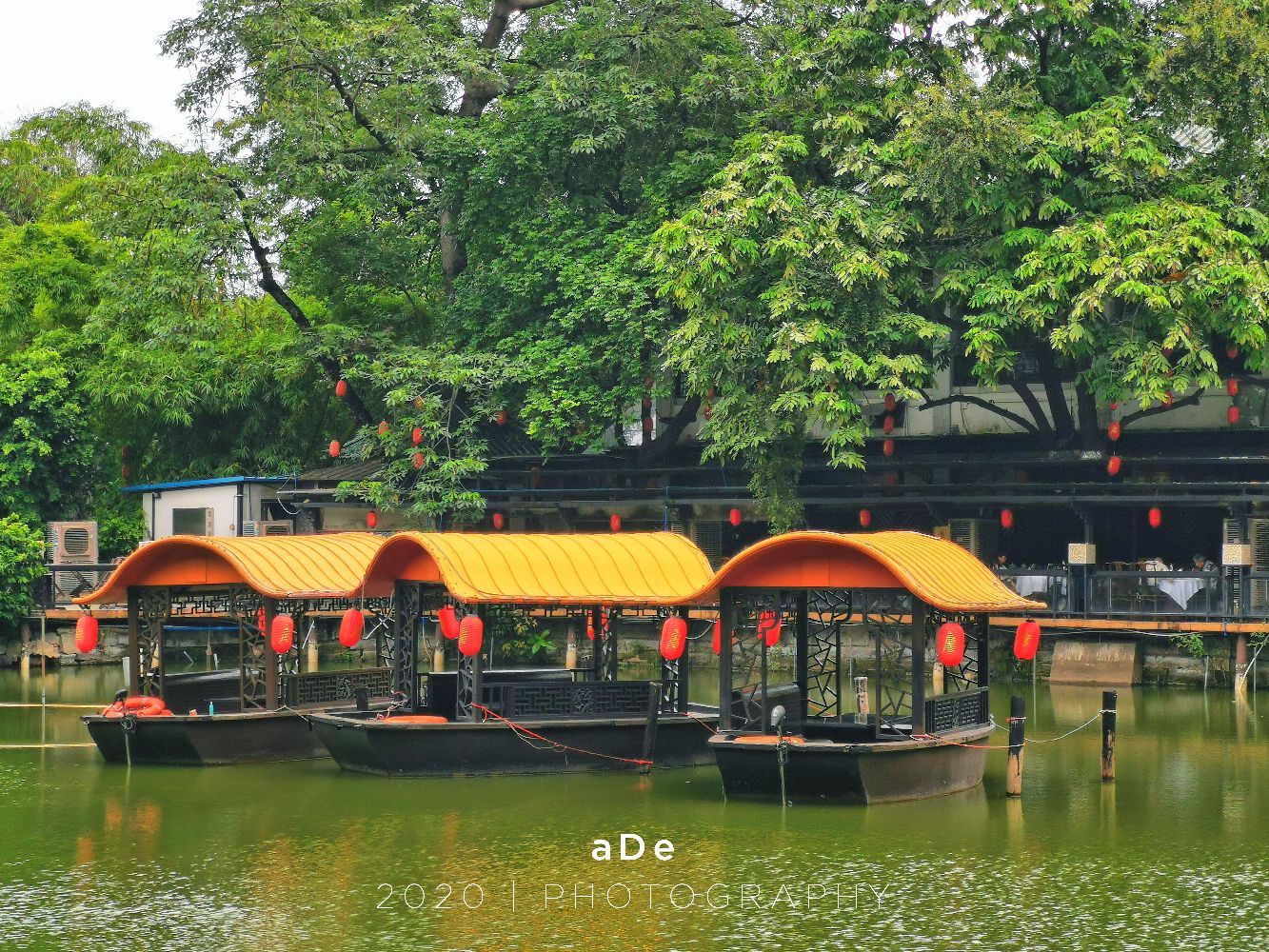 唐荔园食艺馆是广州一家极少数的中式园林酒家,紧邻荔湾湖公园