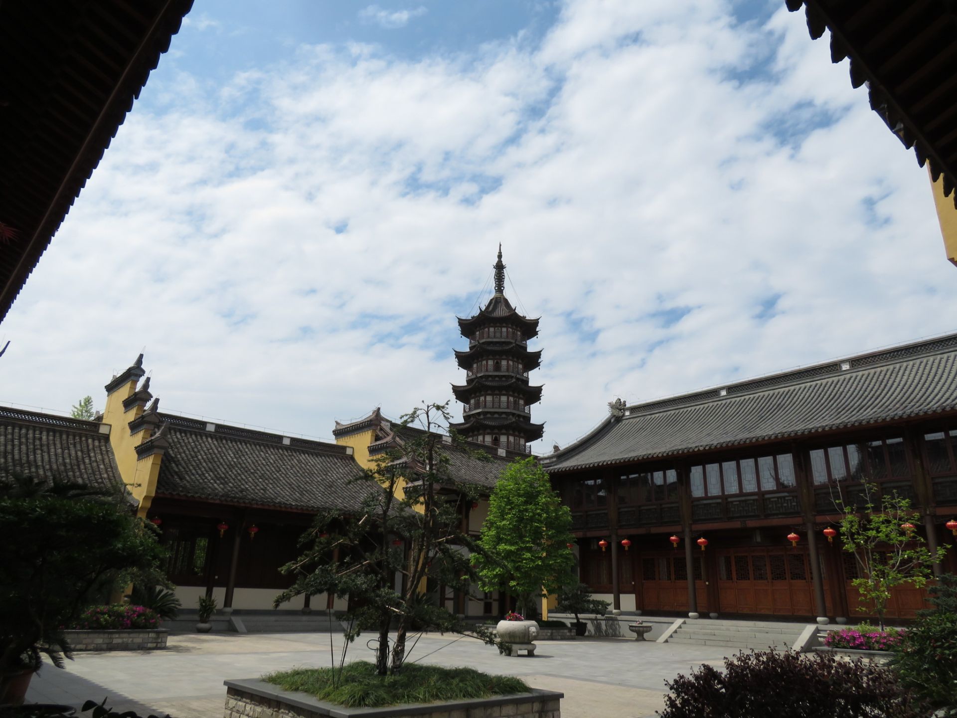 毁于元,重建于明代,为浙江第一阁;元代为抵抗海潮,寺内又建镇海塔