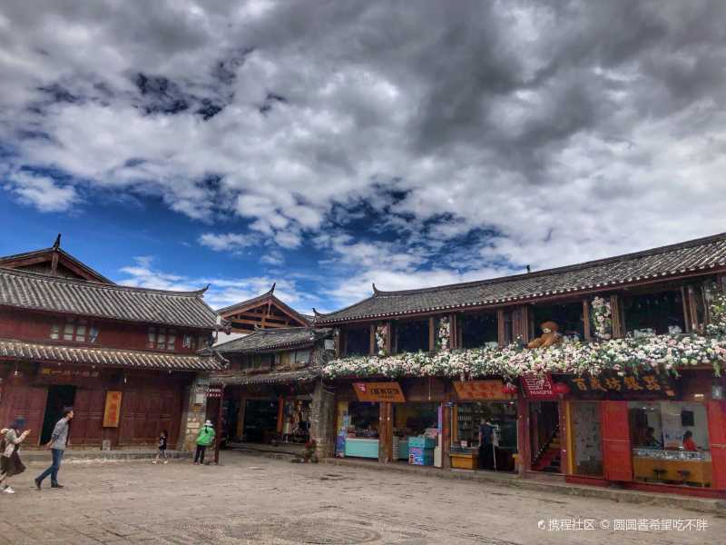 束河古镇 是纳西先民在 丽江 坝子中最早的聚居地之一,是茶马古