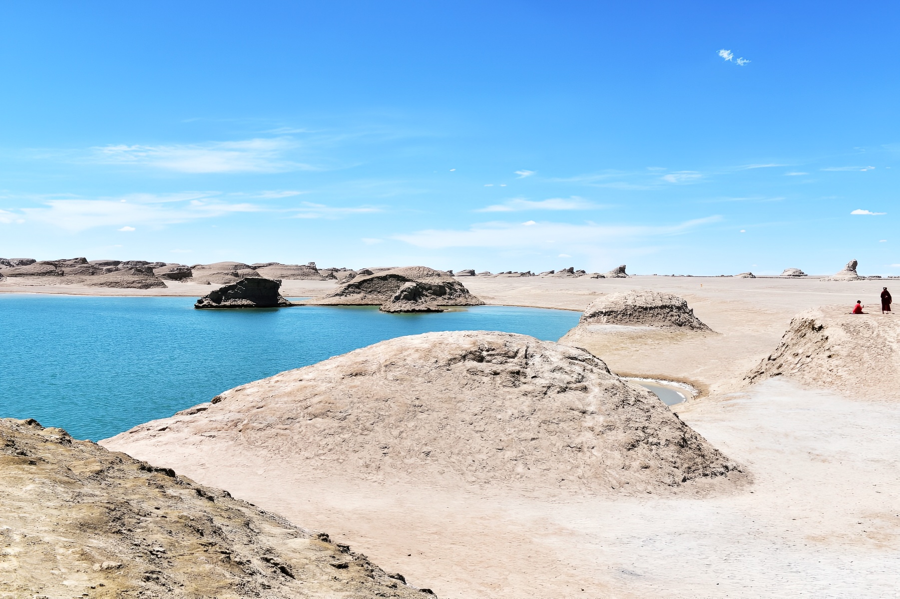 tips: 乌苏特水上雅丹适合自驾或包车,从大柴旦出发两百多公里(海拔