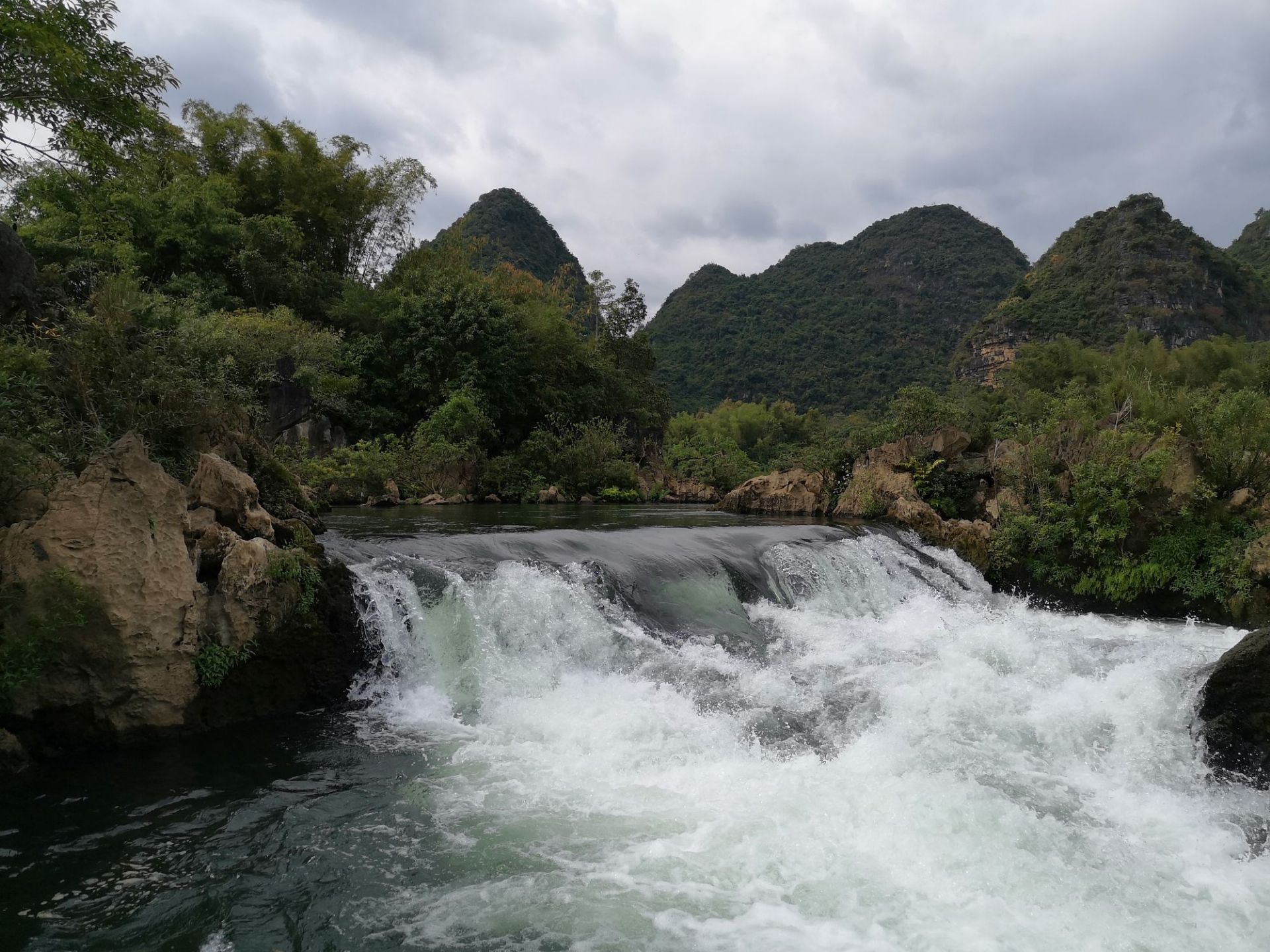 叫"安平仙河,景区没有门票,只有游船票,景点坐落在洛越自驾营地里面