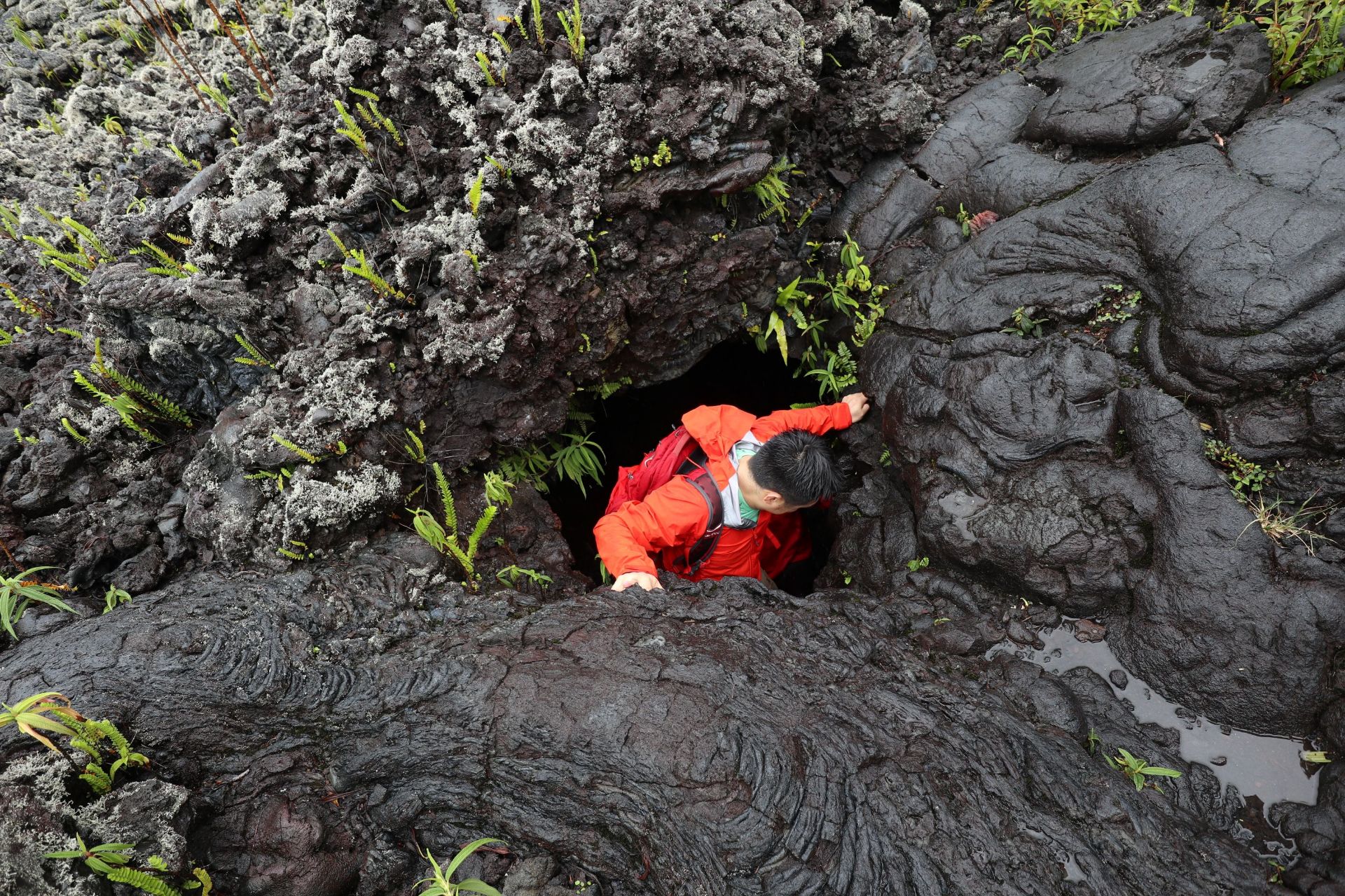 富尔奈斯火山熔岩隧道