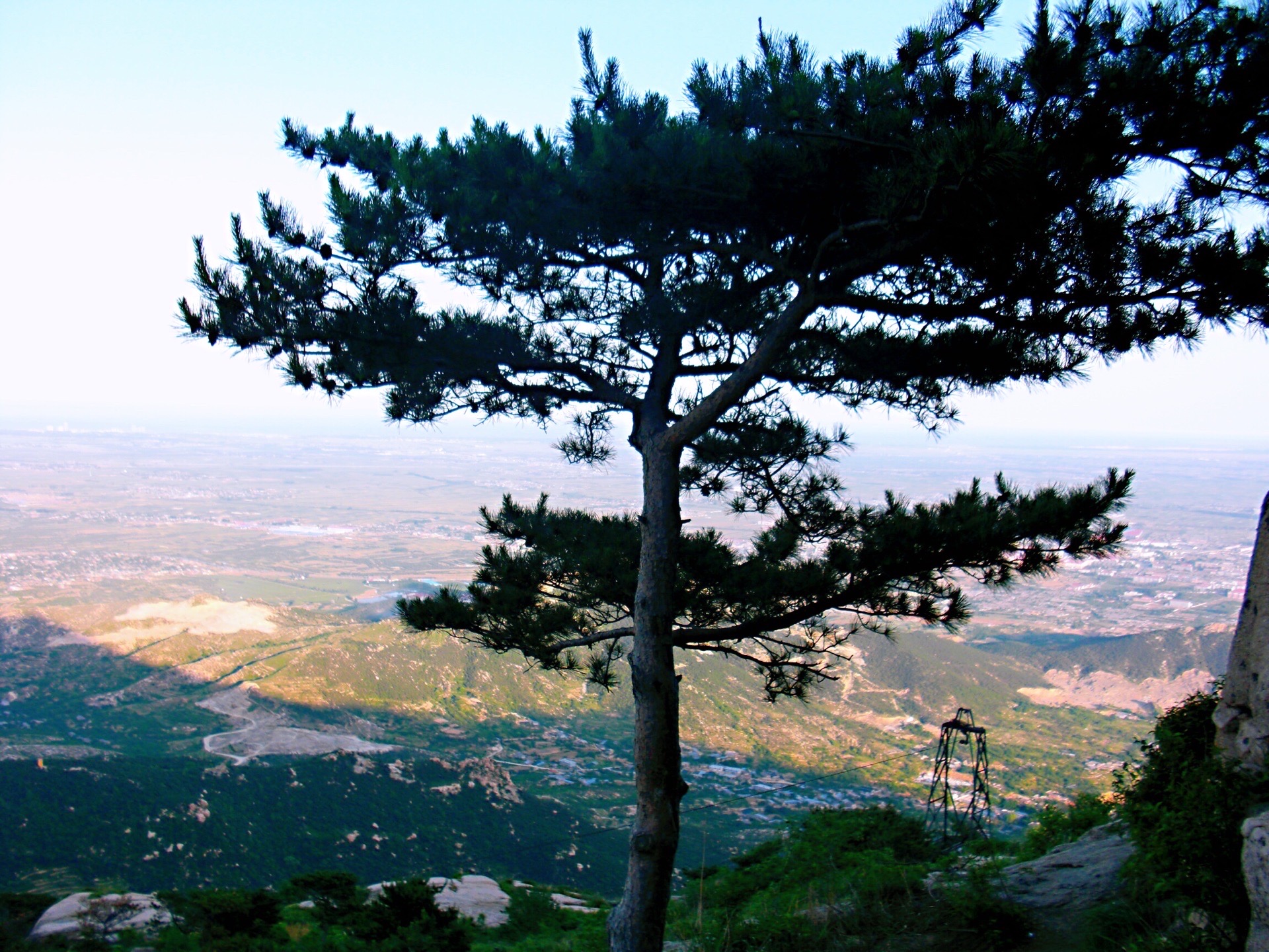 
交通攻略:碣石山位于昌黎县城北4公里,距避暑胜地北戴河约30