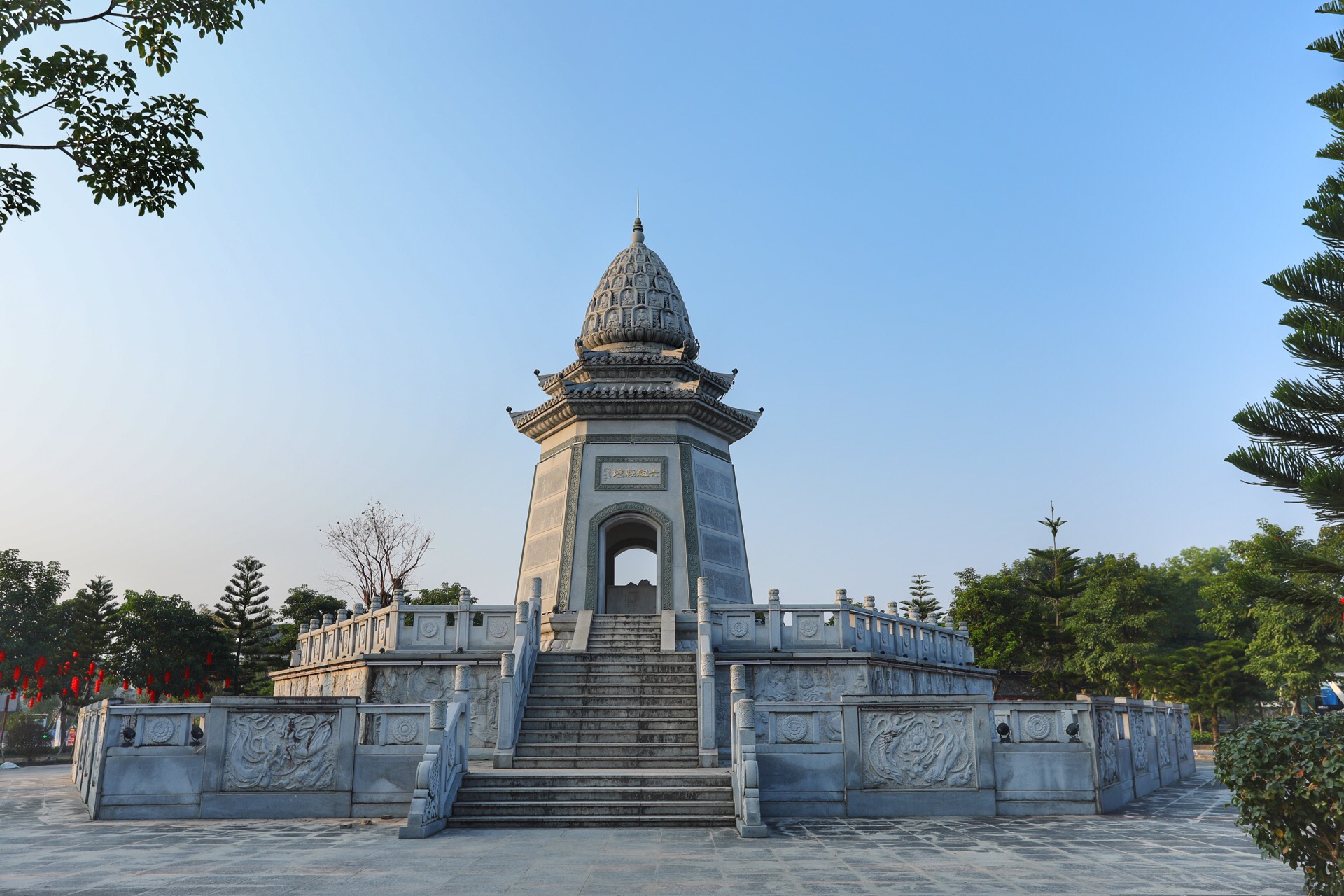 
國恩寺位於雲浮新興縣六祖鎮龍山腳下,寺裡供奉佛寶舍利,六祖