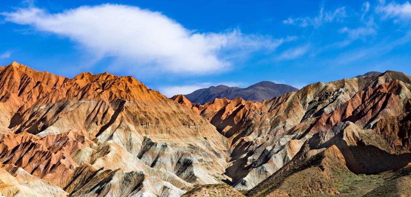 贵德国家地质公园阿什贡七彩峰丛景区