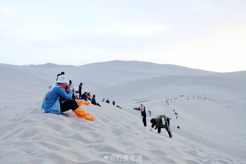 在 敦煌 旅行,少不了去 鳴沙山 ,騎駱駝,滑沙,坐atv沙漠車