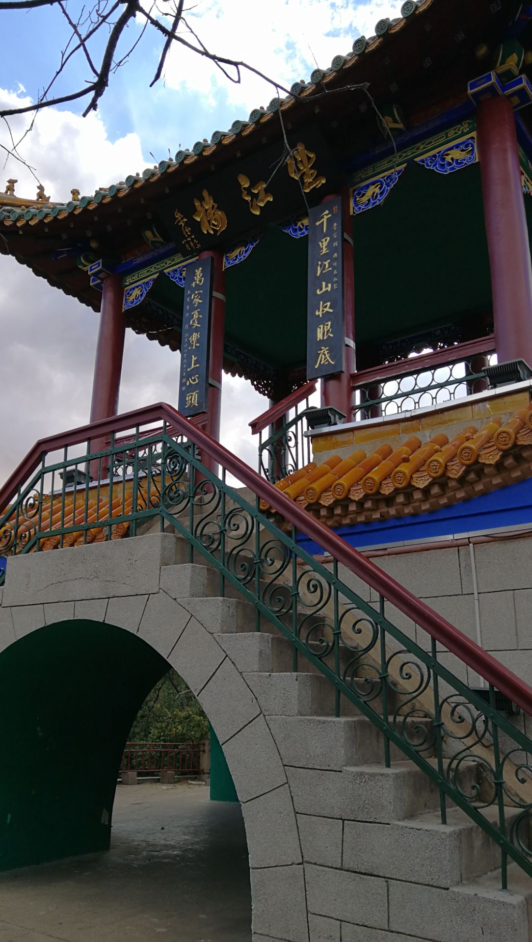 "望江楼",坐落于齐齐哈尔市龙沙公园内,建于1907年,是龙沙公园里的