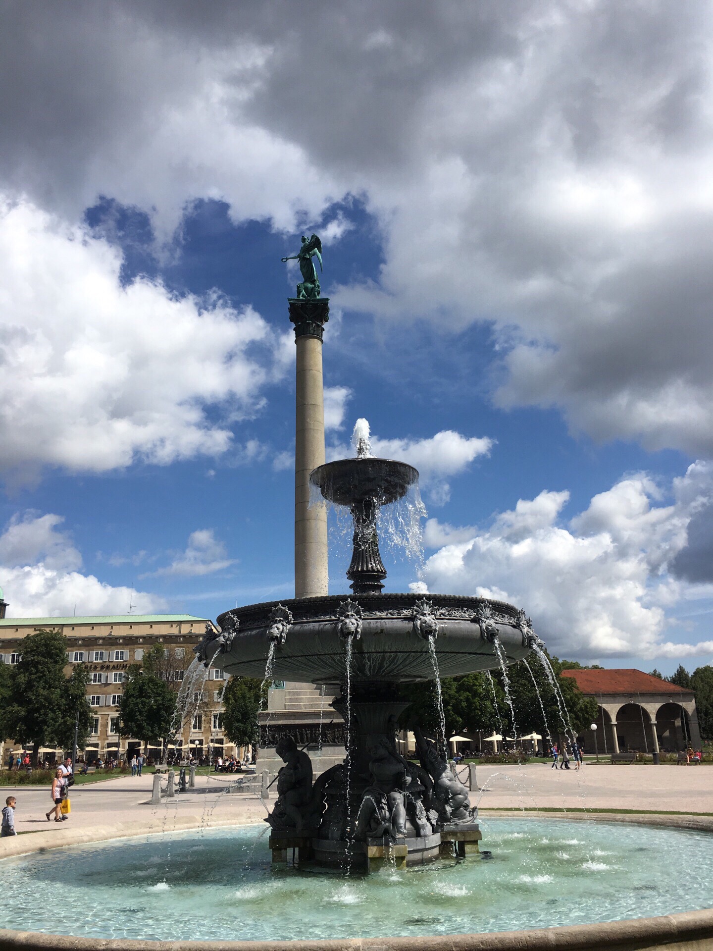 斯图加特王宫广场.不是旅游城市,但很舒适的城市,夏天人少而凉爽.