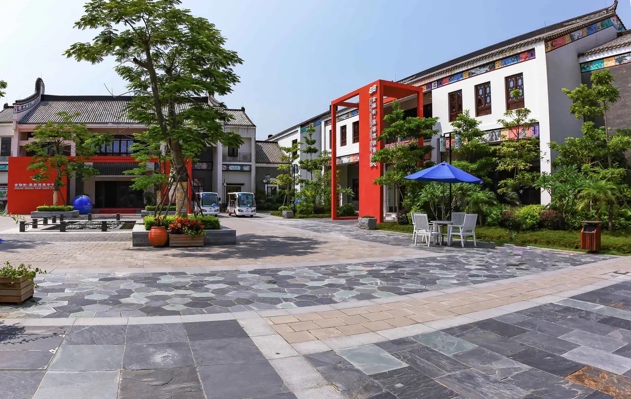 
到这个街区不是购物,主要是观赏岭南建筑的骑楼屋顶,白墙青瓦