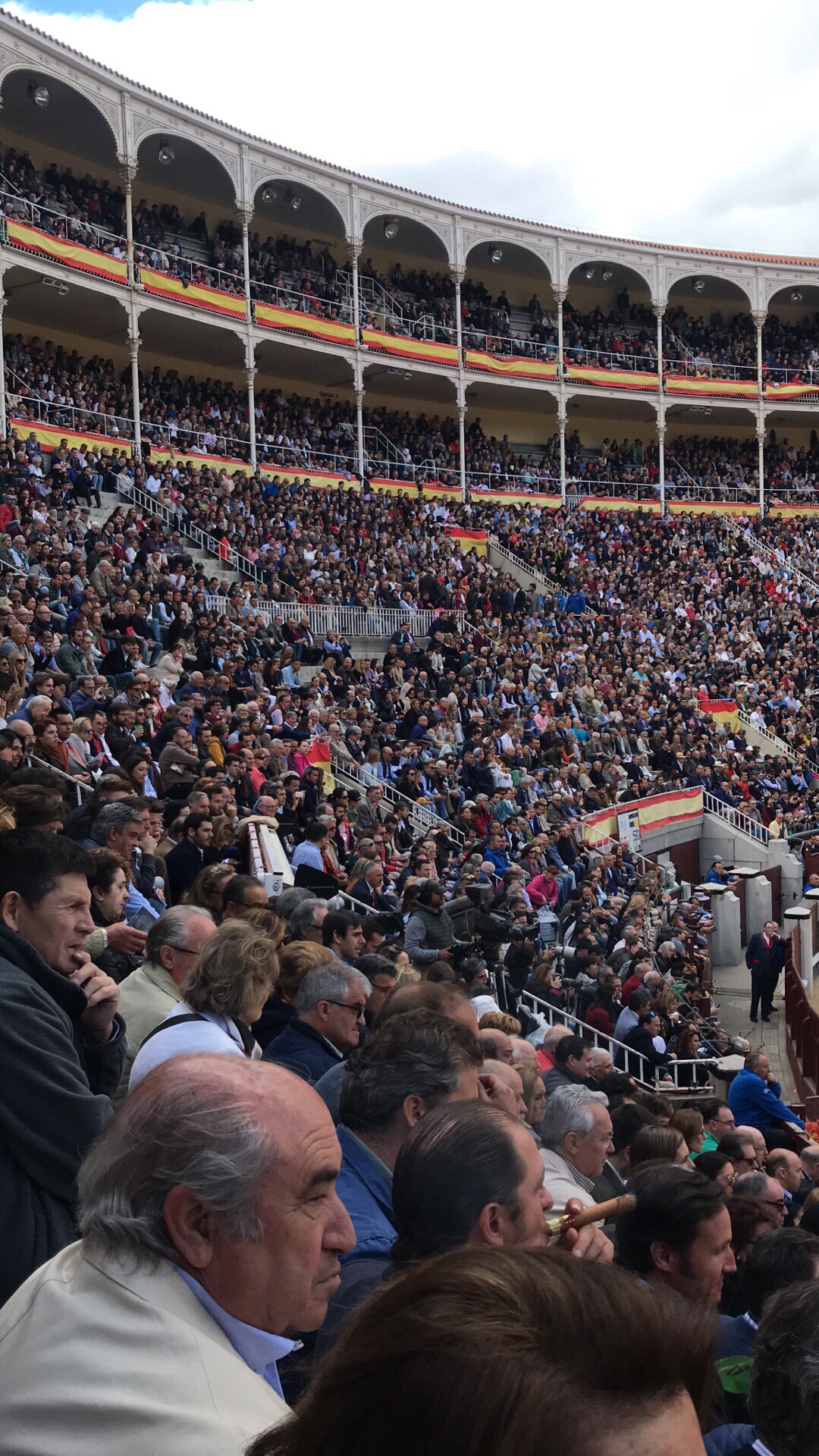 马德里斗牛场是一座古罗马剧场式的圆形建筑,斗牛场可容纳32000名观众