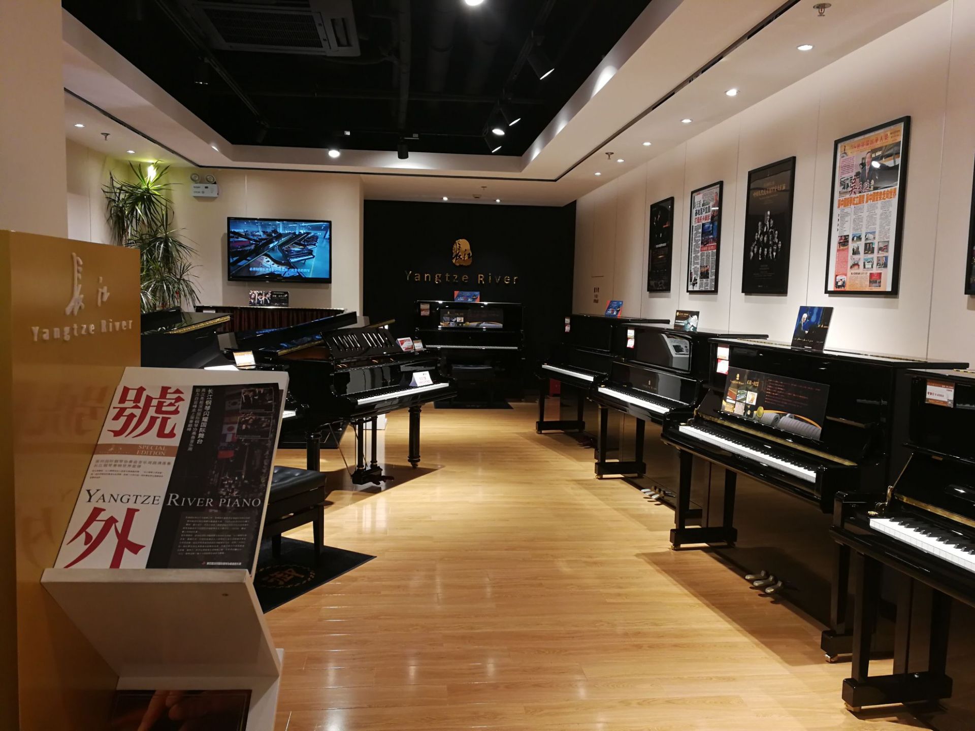 柏斯琴行位于上海汾阳路30号,位于新落成的上海音乐学院音乐厅附近