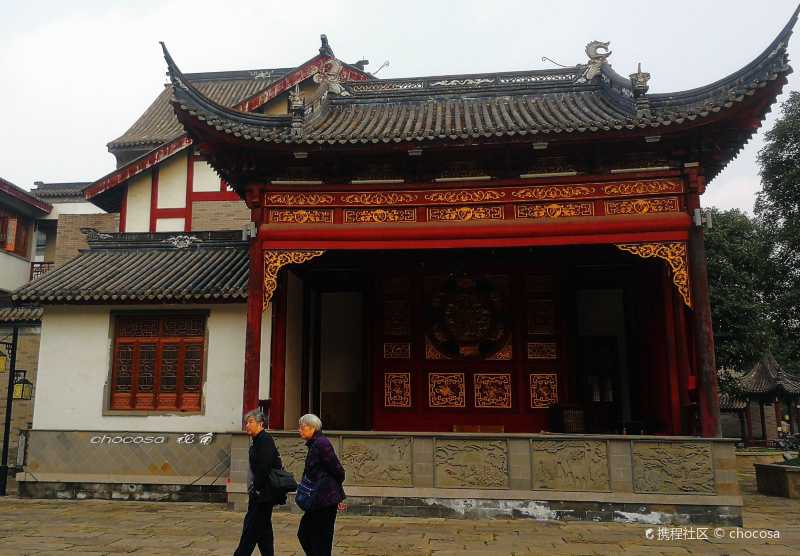 龙潭水乡位于成都市成华区龙潭寺境内,紧靠三环路外侧(东三环路二段