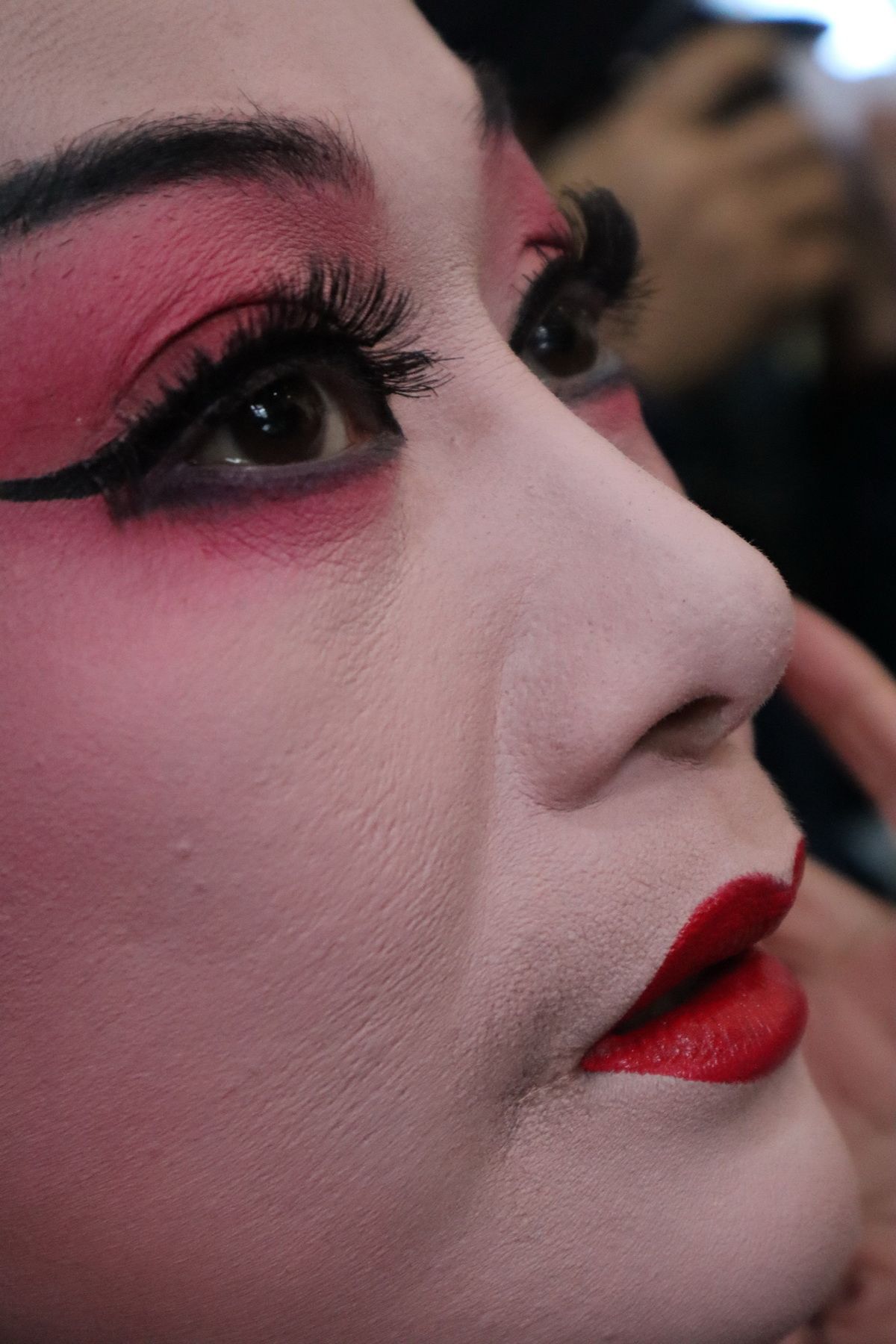 参加浦江嵩溪古村社戏演出的婺剧团当家花旦范红霞,是国家一级演员