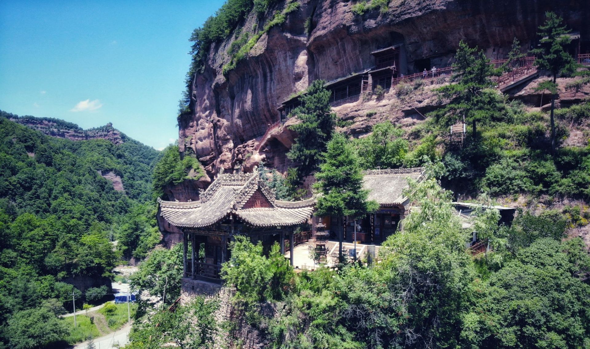 因寺內石窟眾多,風光優美,在隴東與平涼崆峒山,天水麥