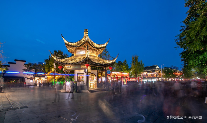 十里秦淮,一半是才子,一半是佳人. 十里秦淮,一水相隔河两岸,分