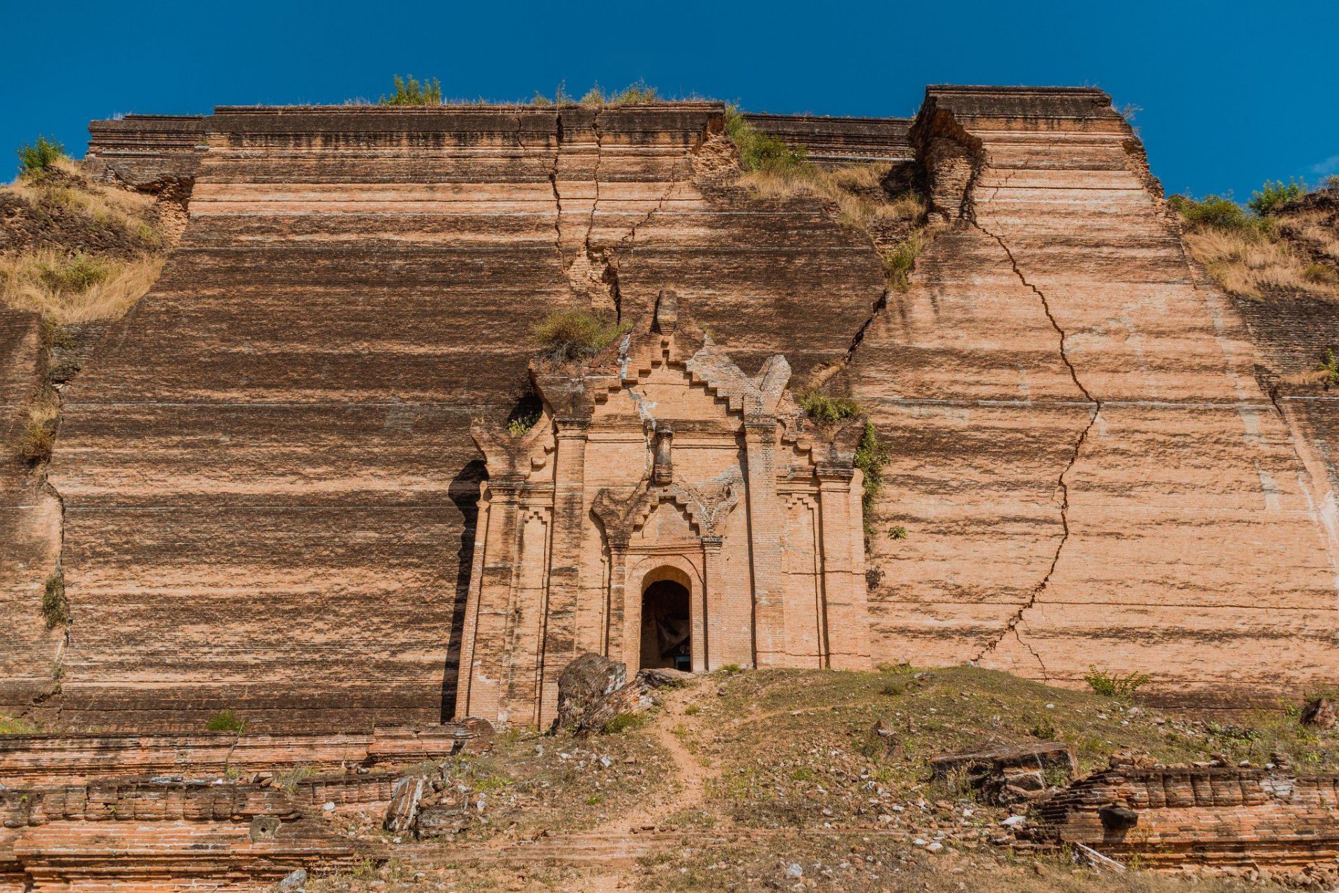 敏贡古城景点,曼德勒山位于曼德勒市区北部,旧称罗刹女山,是缅甸著名