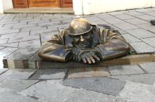 斯洛伐克最出名的雕塑之一，休息的管道工