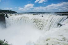 伊瓜苏瀑布其力量、形态和巨响只有当你亲身经历之后才会相信，瀑布是世界上最宽的瀑布，跨过了巴西和阿根廷